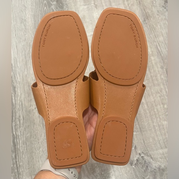 UnavailableTory Burch Georgia Logo Leather Thong Sandal Aged Camello size 6